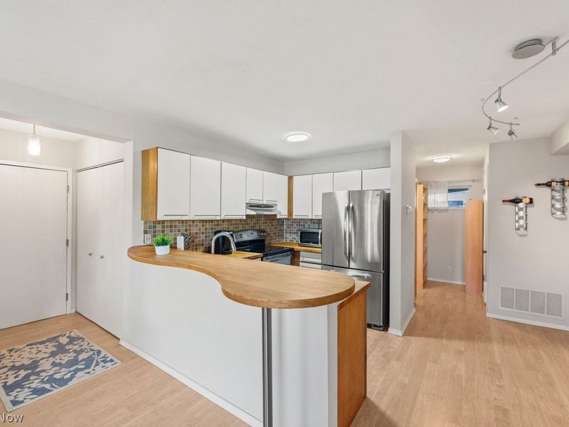 1900 Grove Court , Unit 105, Cleveland, OH 44113 Photo 6