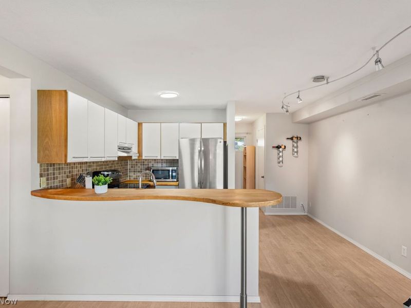 1900 Grove Court , Unit 105, Cleveland, OH 44113 Photo 7