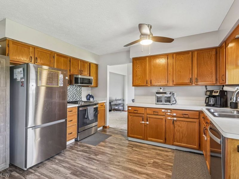 18056 Drake Road , Strongsville, OH 44136 Photo 14