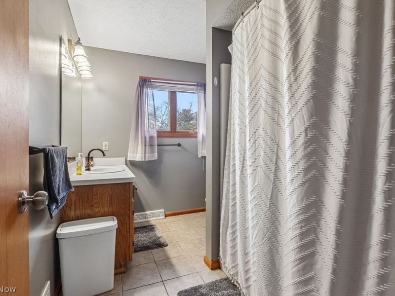 18056 Drake Road , Strongsville, OH 44136 Photo 23