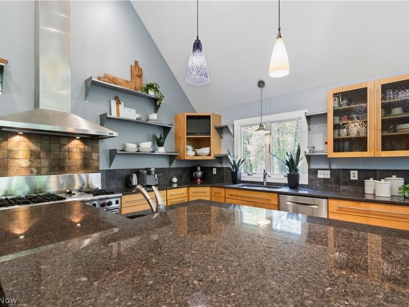 2252 Heston Drive, Lake Milton, OH 44429 Photo 9