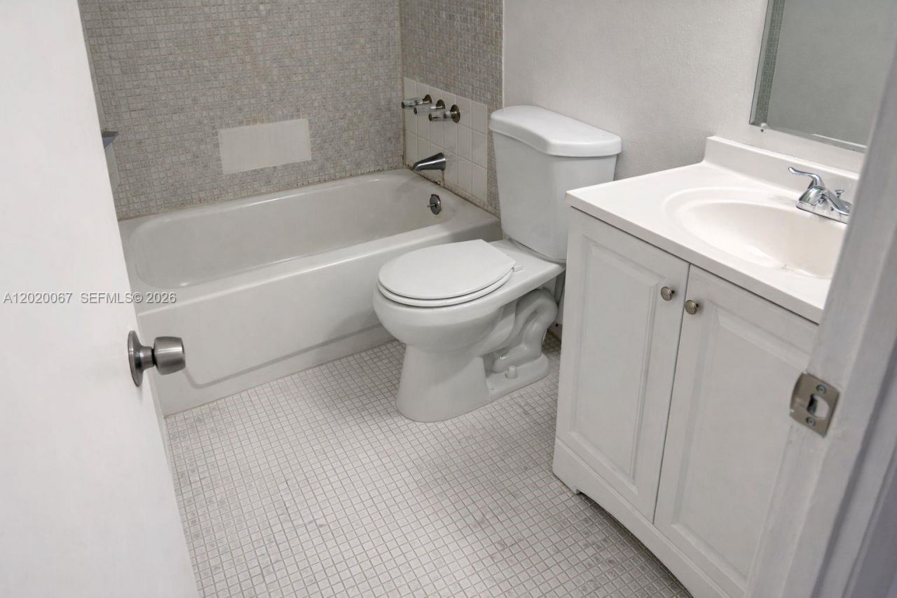 496 NW 165th St Rd , Unit D-412, Miami, FL 33169 Photo