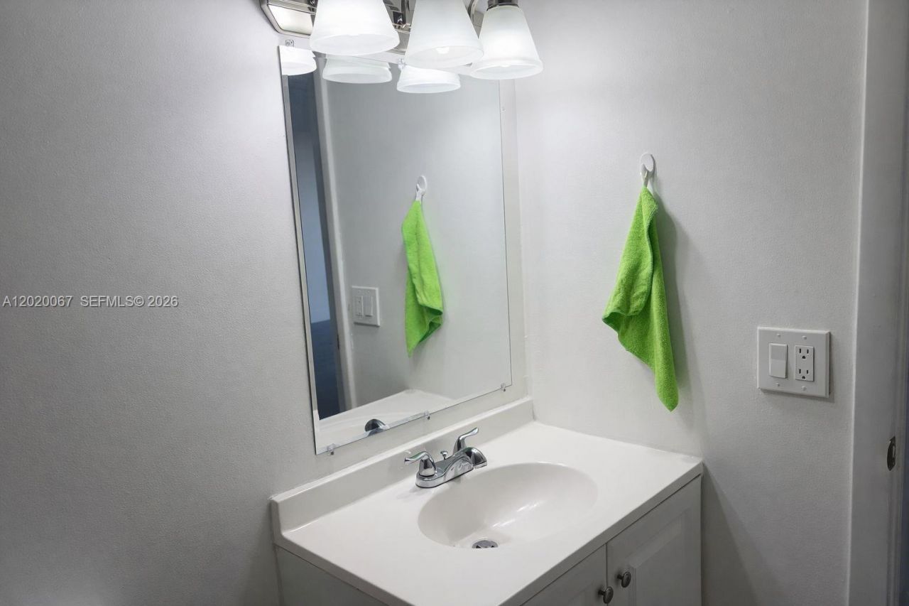 496 NW 165th St Rd , Unit D-412, Miami, FL 33169 Photo