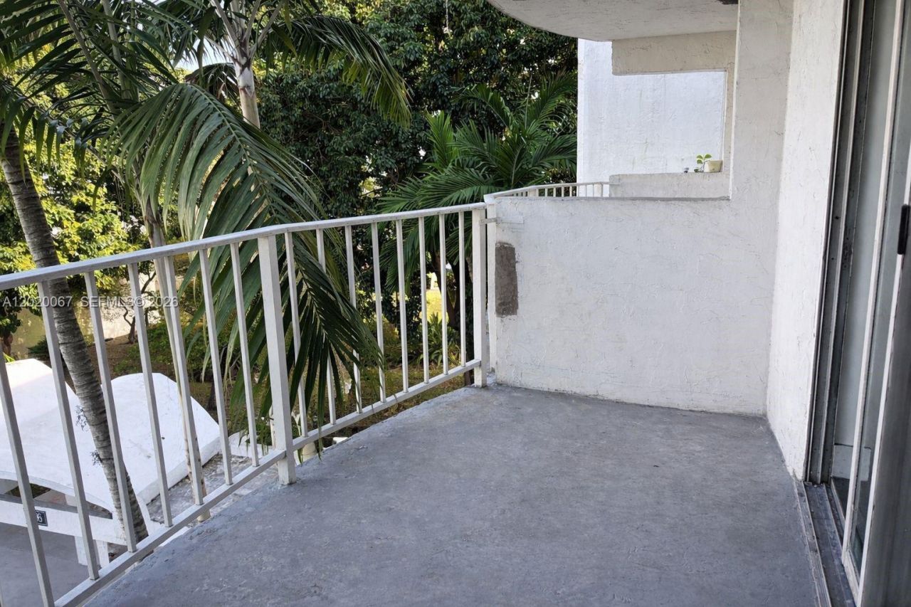 496 NW 165th St Rd , Unit D-412, Miami, FL 33169 Photo