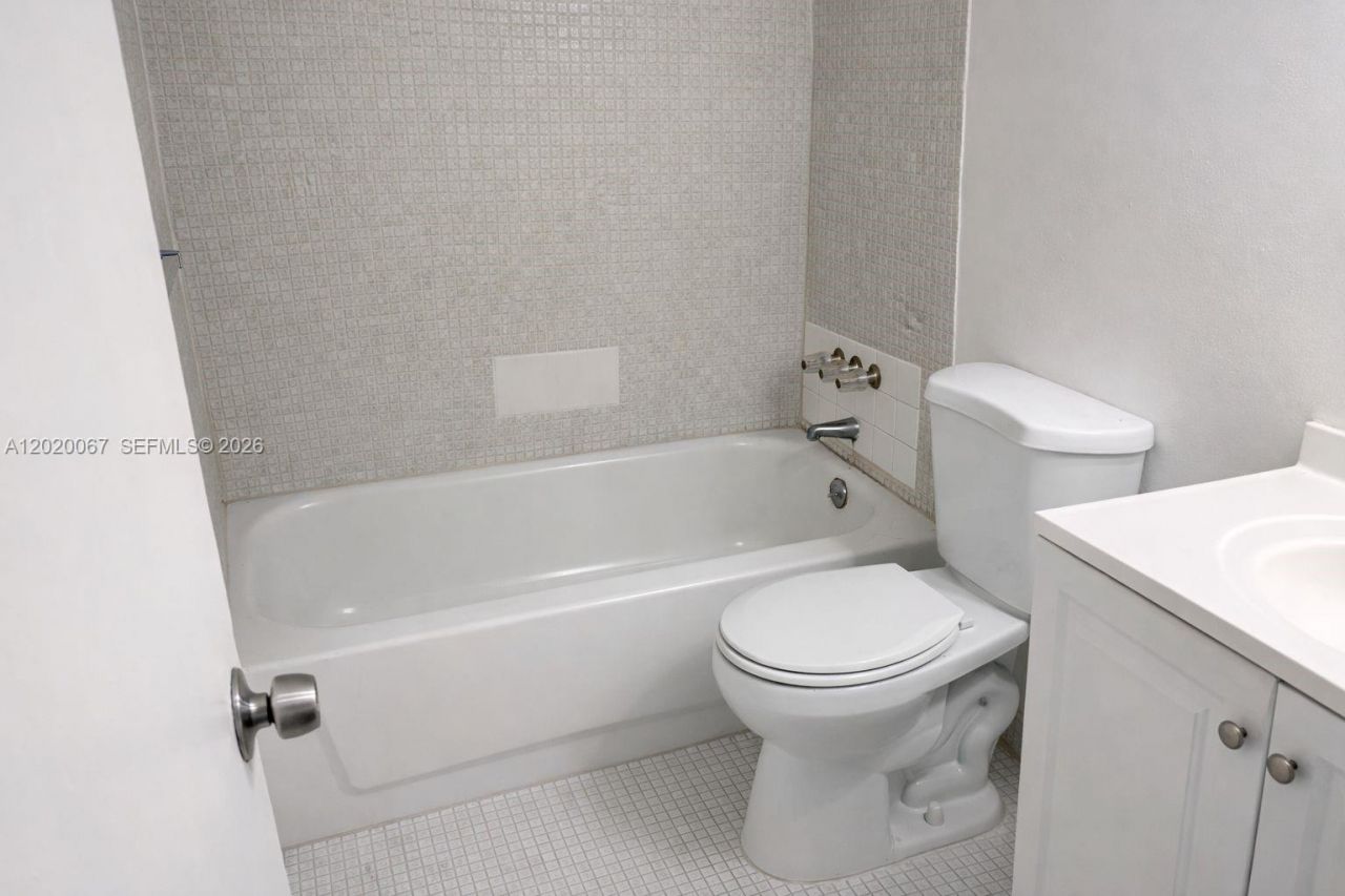 496 NW 165th St Rd , Unit D-412, Miami, FL 33169 Photo