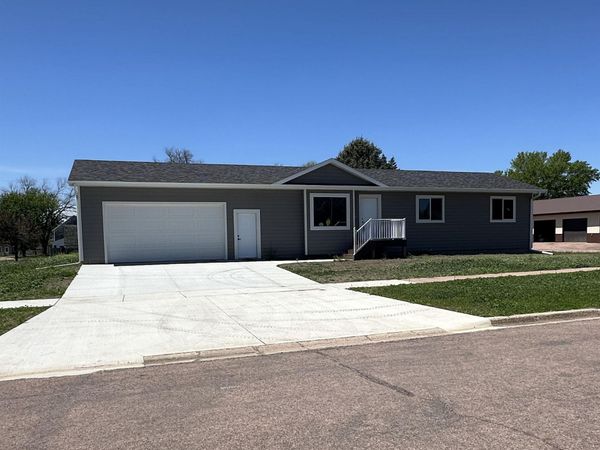 111 N Minnie St, Howard, SD 57349