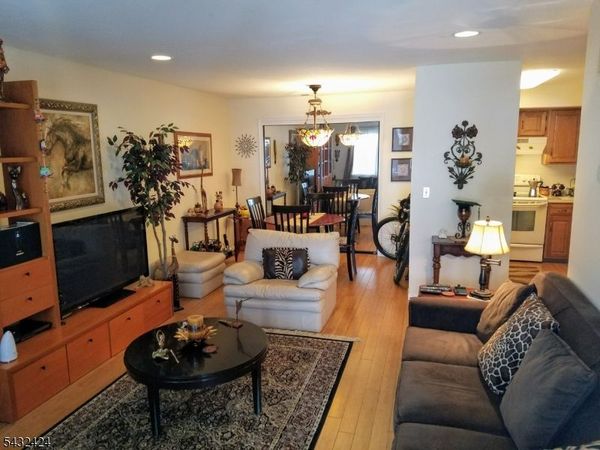 13 Ray Ct, Bedminster, NJ 07921