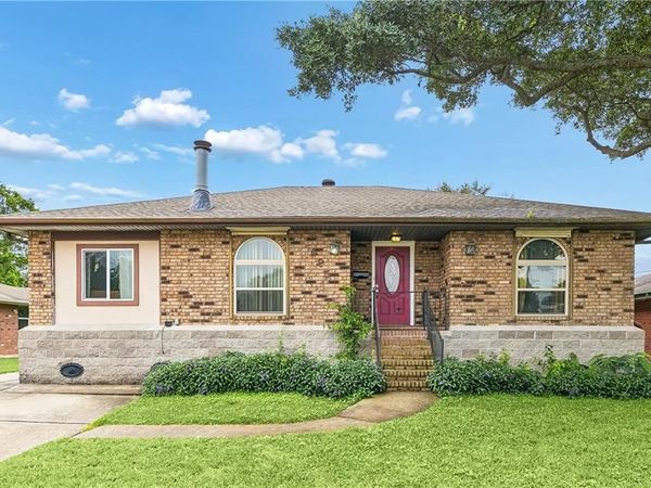 425 SUGARPINE Drive, Gretna, LA 70056