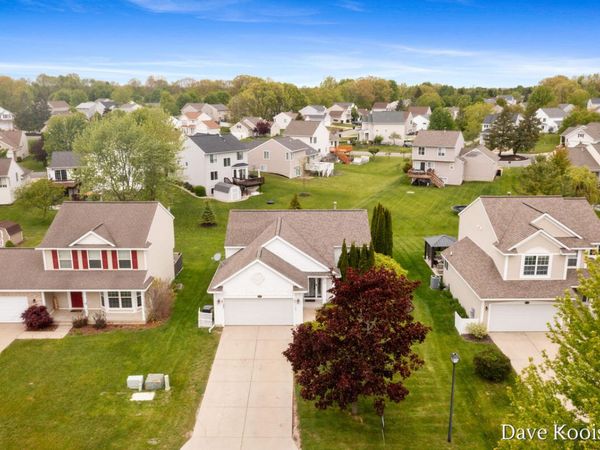 5757 E Grove Drive SE, Kentwood, MI 49512