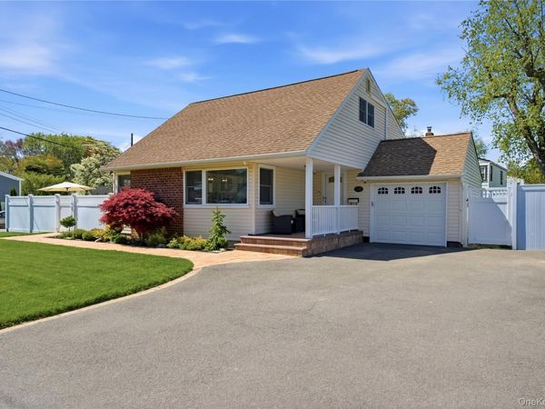 149 Raleigh Lane , West Islip, NY 11795