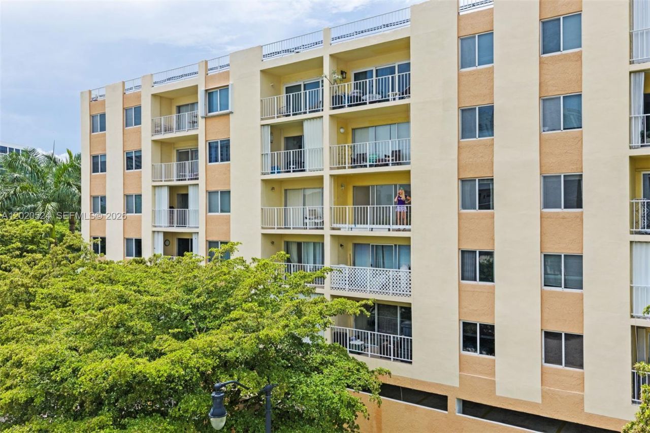 200 178th Dr, Unit 505, Sunny Isles Beach, FL 33160 Photo