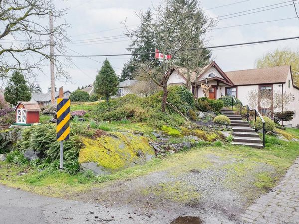 745 Middleton St , Saanich, BC V9A 2E1