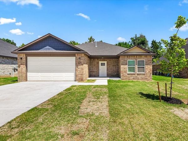225 E Abbot Lane, Mustang, OK 73064