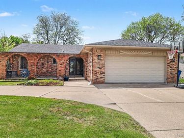 11422 Common Road, Warren, MI 48093