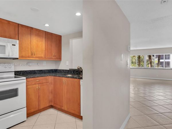 100 Lakeview Dr , Unit 201, Weston, FL 33326