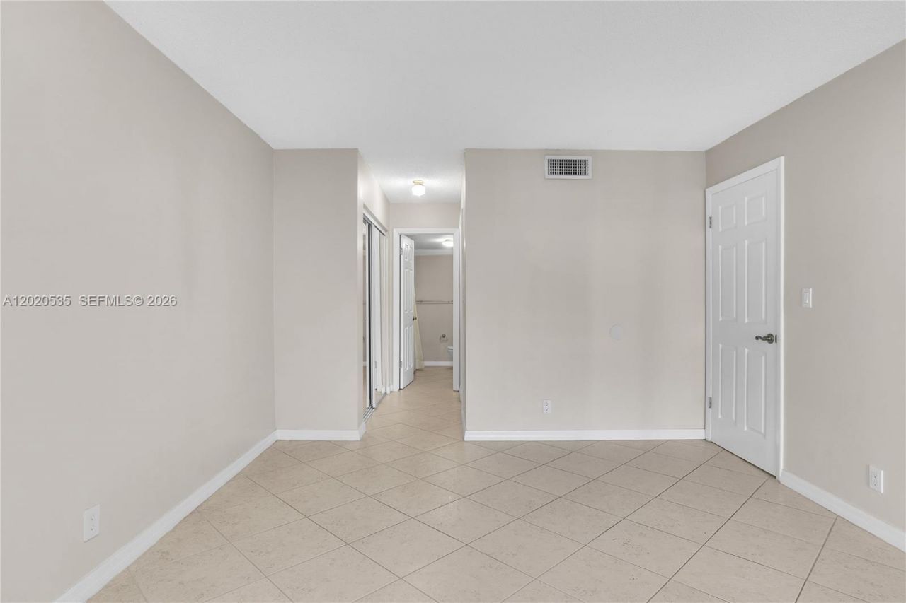 100 Lakeview Dr , Unit 201, Weston, FL 33326 Photo