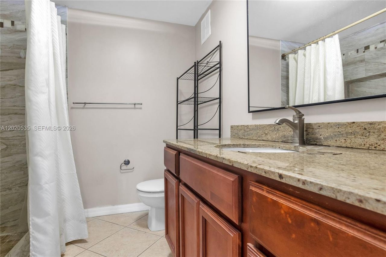 100 Lakeview Dr , Unit 201, Weston, FL 33326 Photo