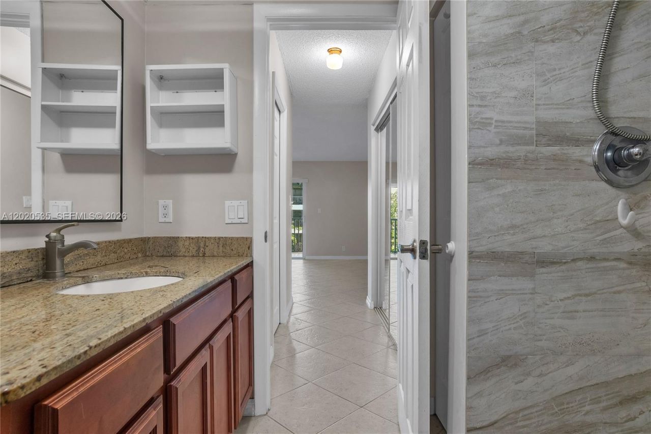 100 Lakeview Dr , Unit 201, Weston, FL 33326 Photo