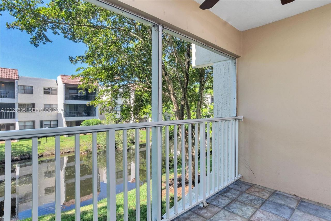 100 Lakeview Dr , Unit 201, Weston, FL 33326 Photo