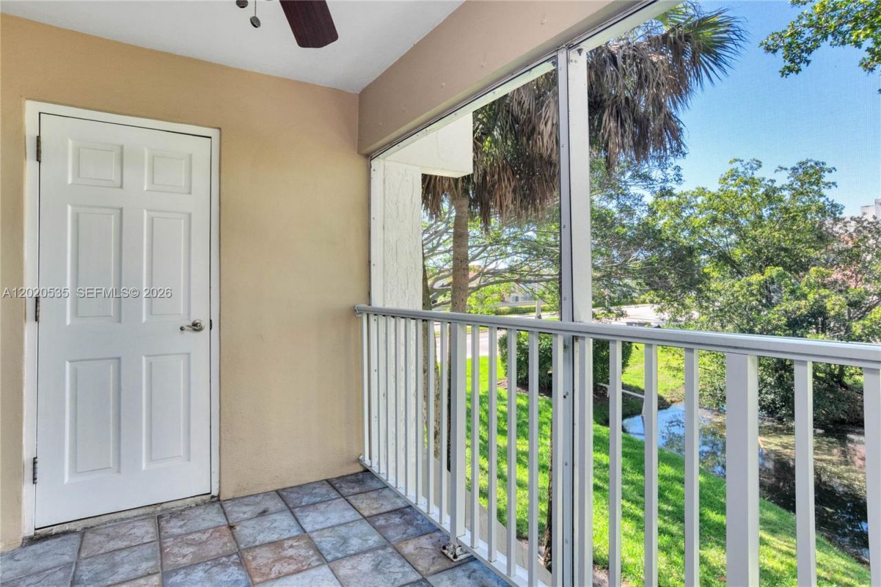 100 Lakeview Dr , Unit 201, Weston, FL 33326 Photo