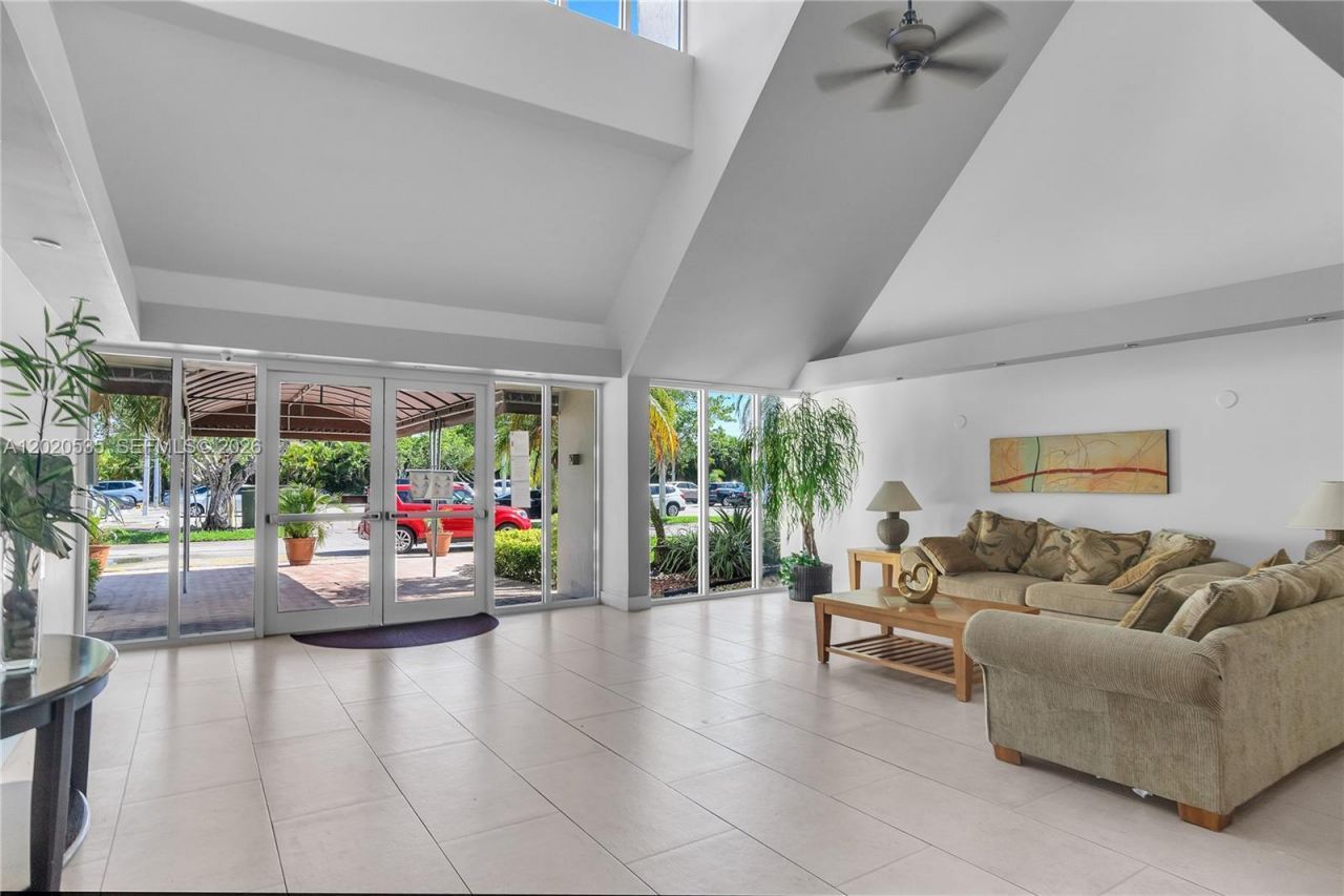 100 Lakeview Dr , Unit 201, Weston, FL 33326 Photo