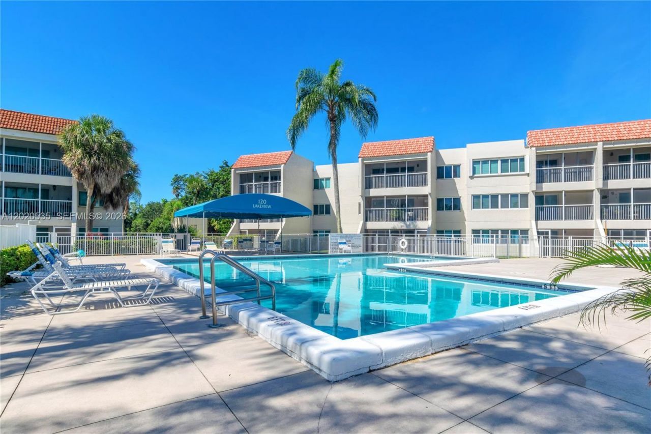 100 Lakeview Dr , Unit 201, Weston, FL 33326 Photo