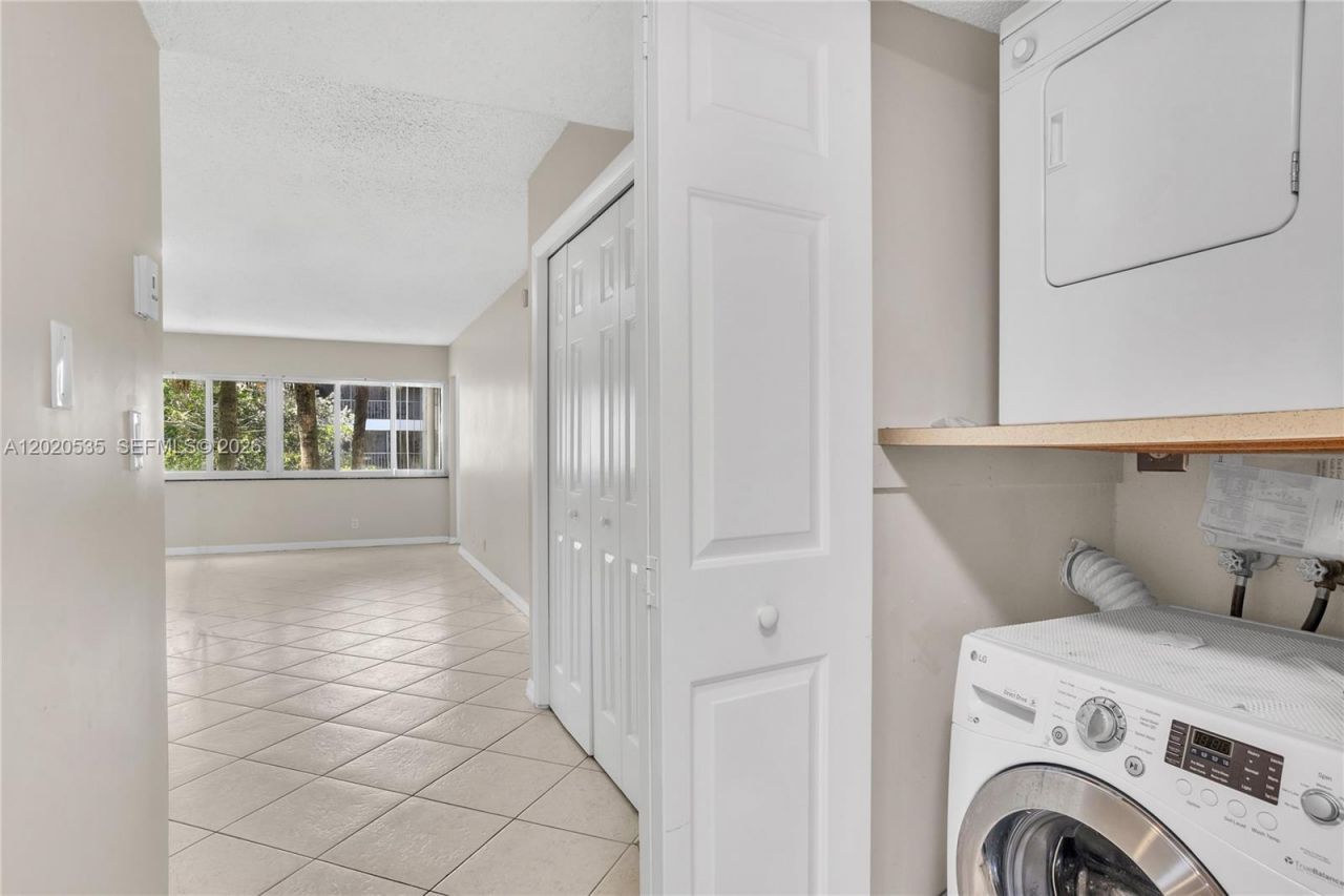 100 Lakeview Dr , Unit 201, Weston, FL 33326 Photo