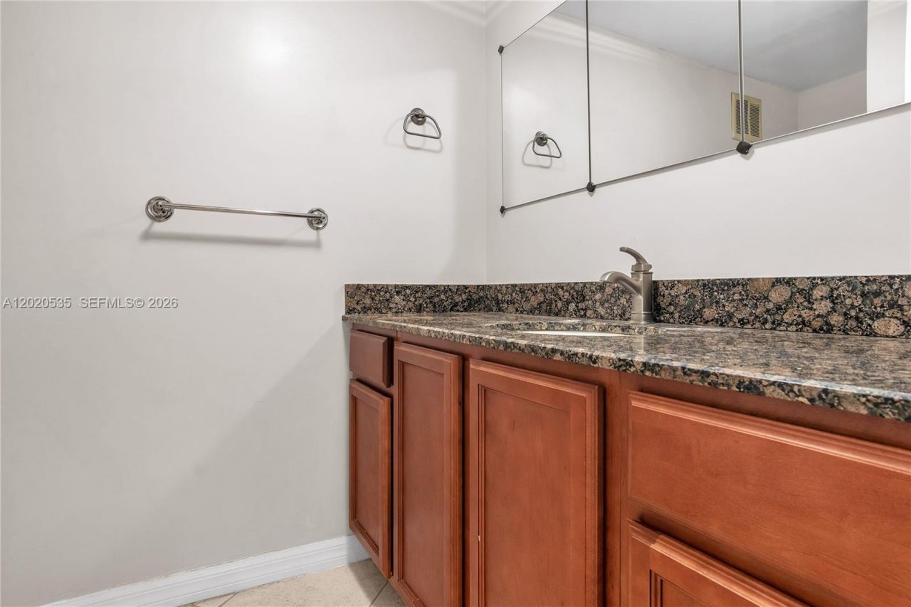 100 Lakeview Dr , Unit 201, Weston, FL 33326 Photo