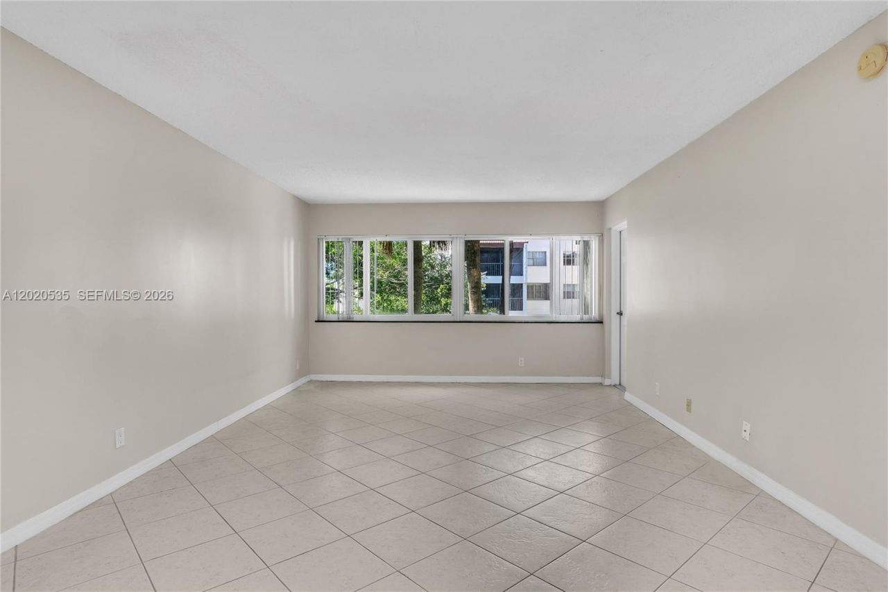 100 Lakeview Dr , Unit 201, Weston, FL 33326 Photo