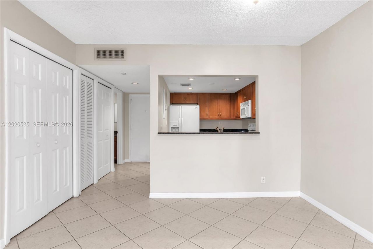 100 Lakeview Dr , Unit 201, Weston, FL 33326 Photo