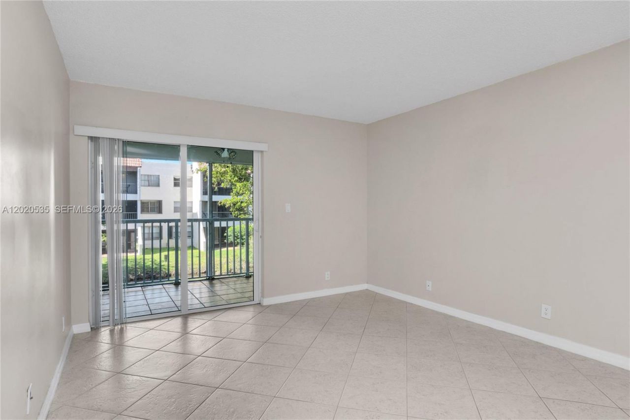 100 Lakeview Dr , Unit 201, Weston, FL 33326 Photo