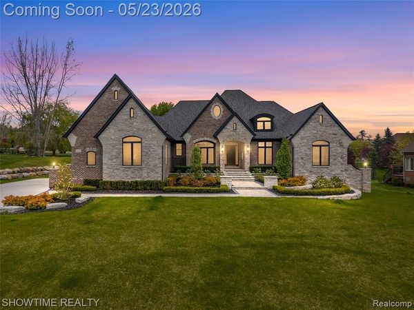 4805 Woodland Hills Drive, Oakland Twp, MI 48306