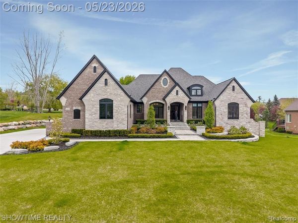 4805 Woodland Hills Drive , Oakland Twp, MI 48306