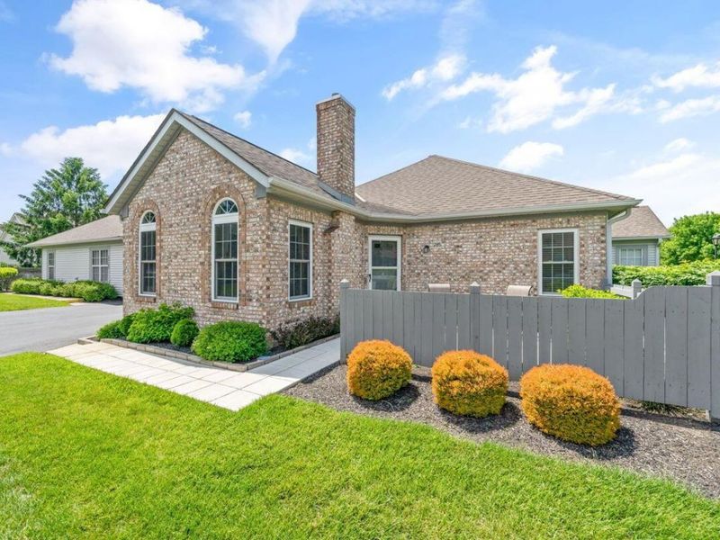285 Villa Oaks Lane , Columbus, OH 43230 Photo 2