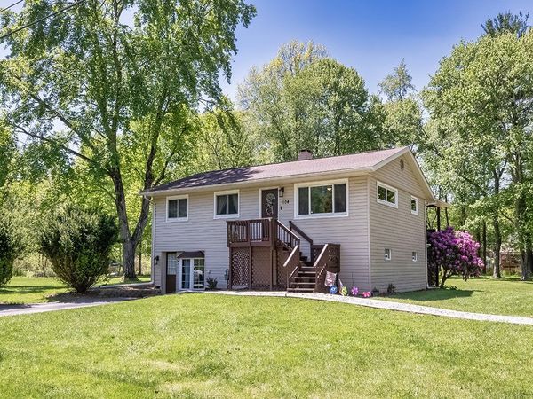 104 Lakewood Dr , Ellwood City, PA 16117
