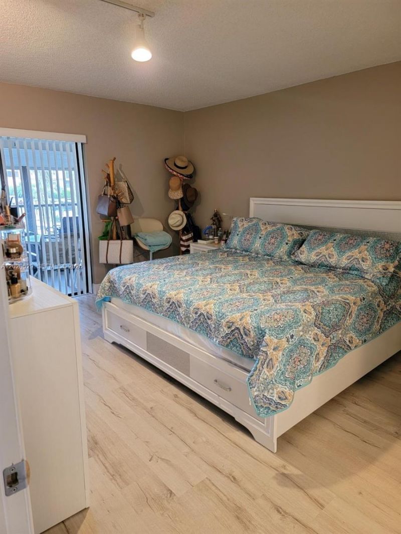 220 Lakeview Dr , Unit 212, Weston, FL 33326 Photo