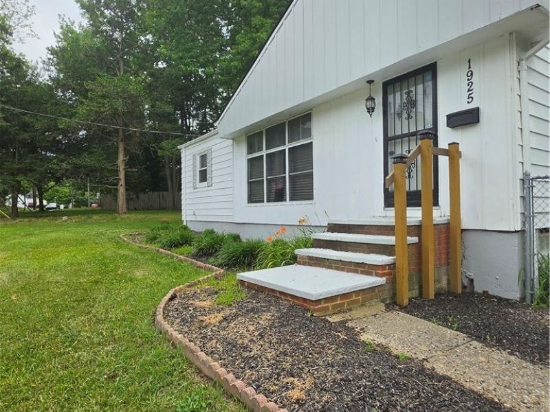1925 Ridgehill Road, Cleveland, OH 44121 Photo 2