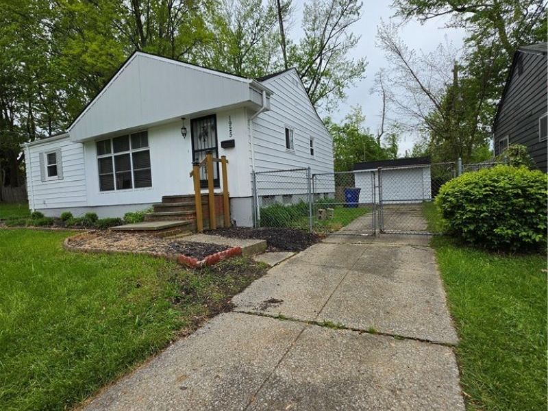 1925 Ridgehill Road, Cleveland, OH 44121 Photo 3