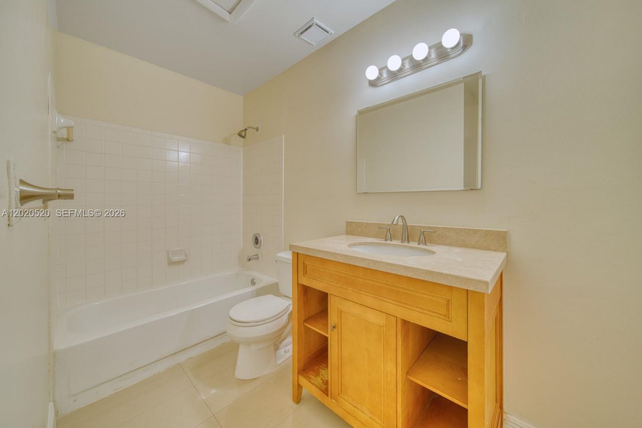 18326 NW 68th Ave , Unit H, Hialeah, FL 33015 Photo