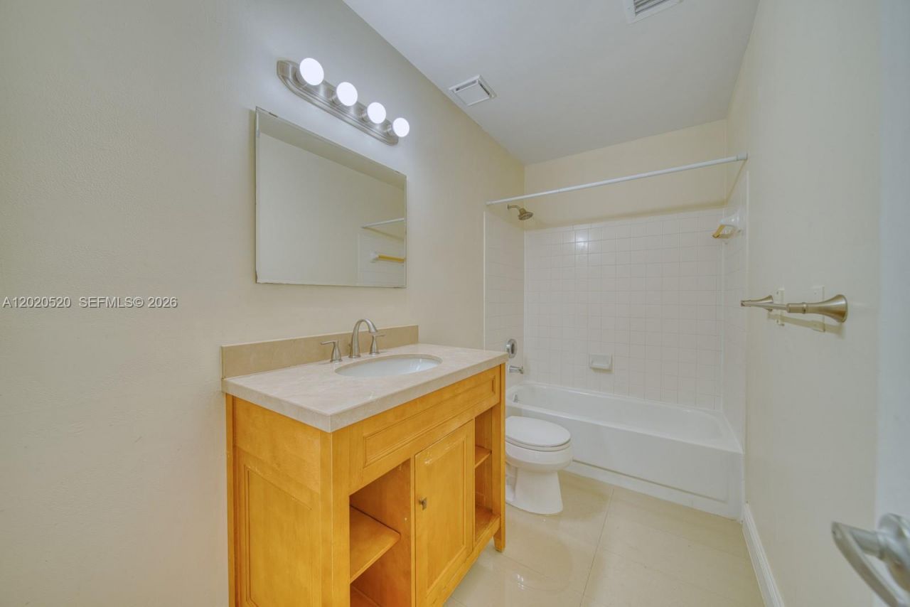 18326 NW 68th Ave , Unit H, Hialeah, FL 33015 Photo