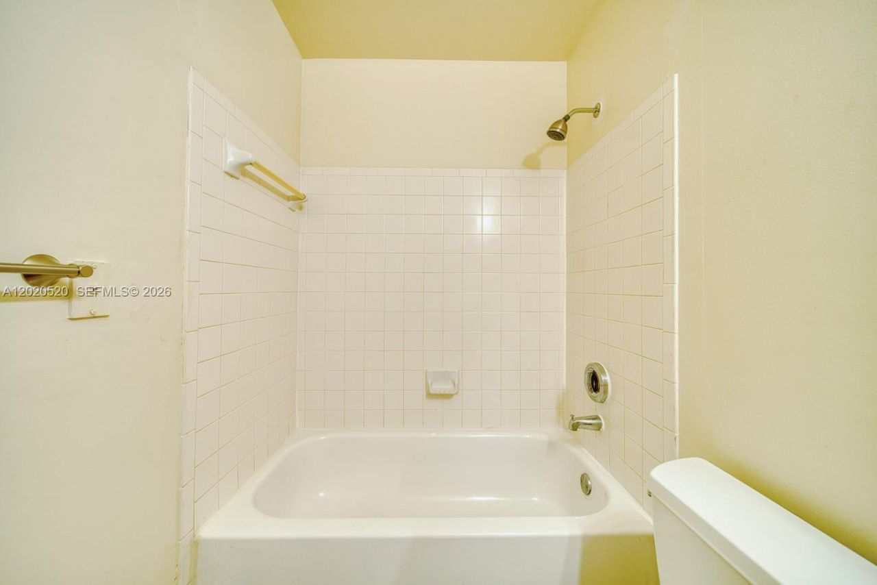 18326 NW 68th Ave , Unit H, Hialeah, FL 33015 Photo