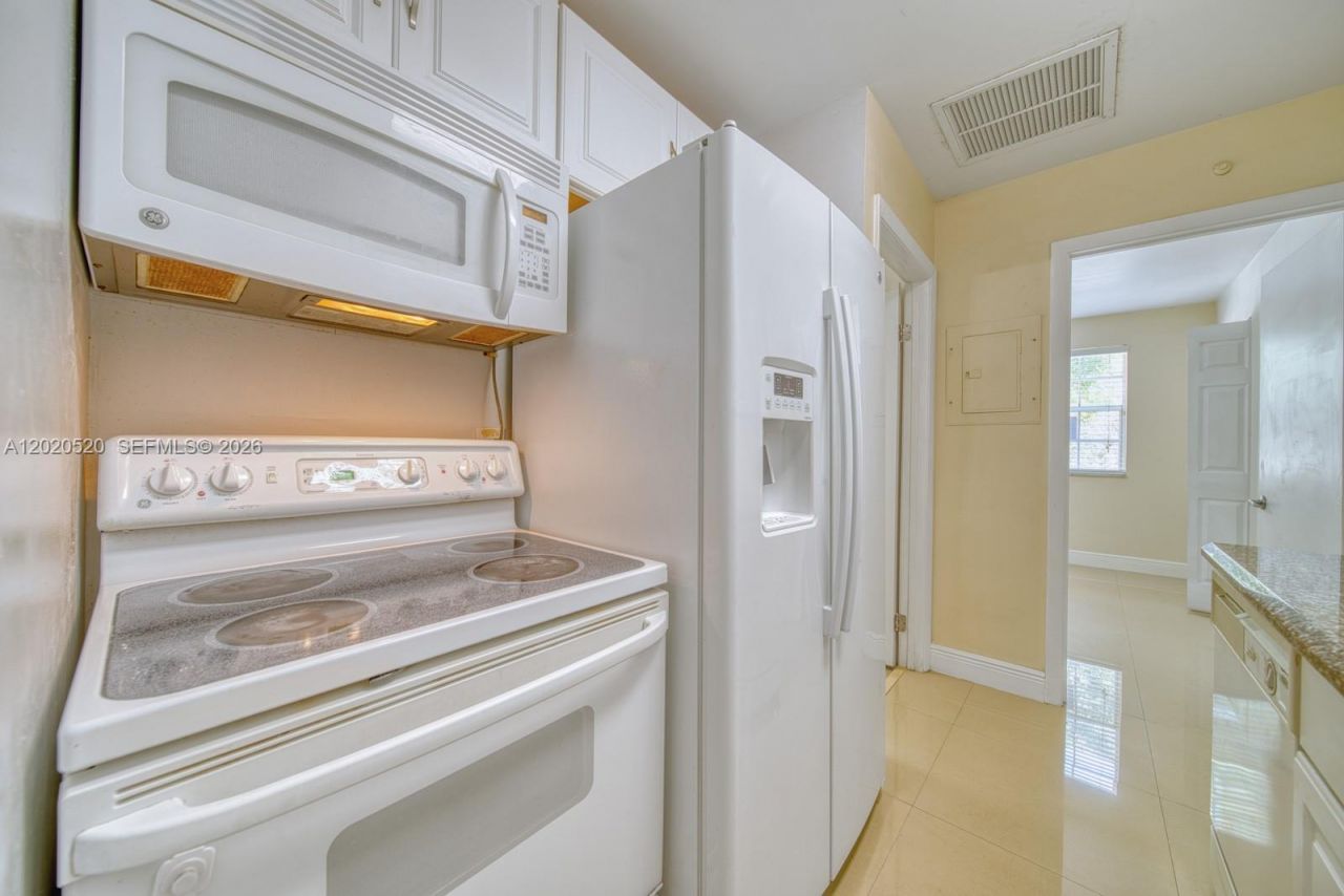 18326 NW 68th Ave , Unit H, Hialeah, FL 33015 Photo