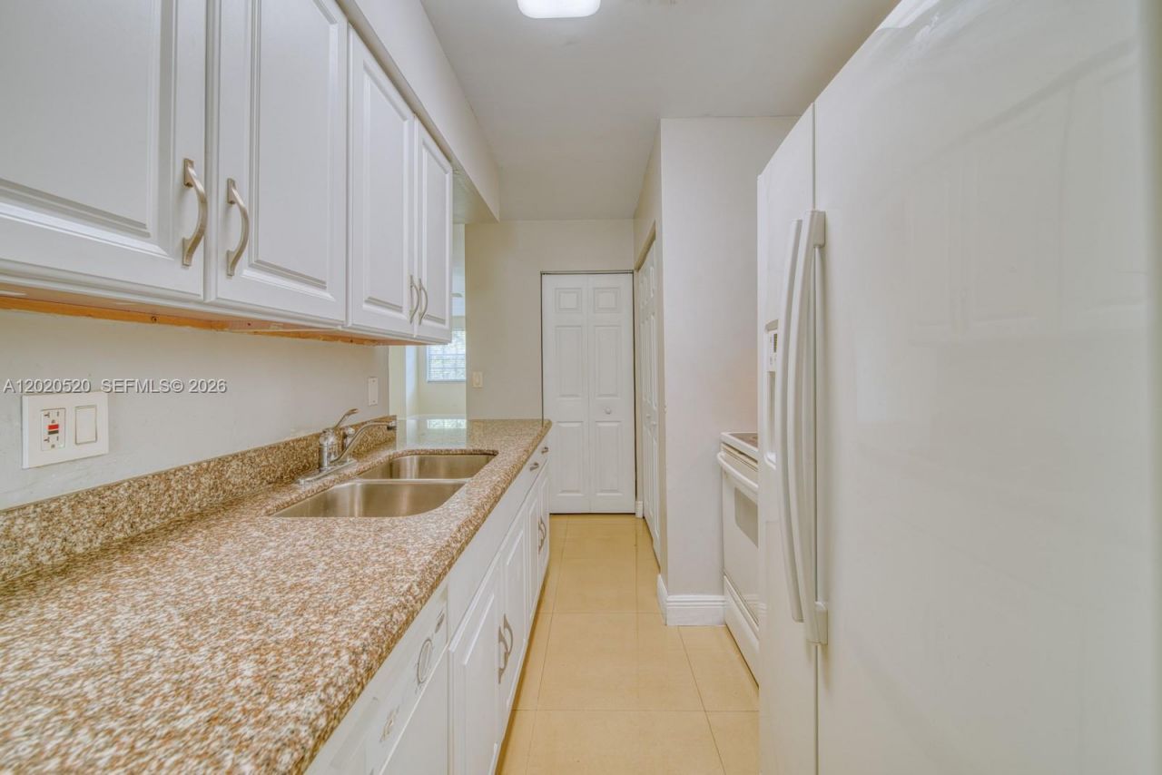 18326 NW 68th Ave , Unit H, Hialeah, FL 33015 Photo