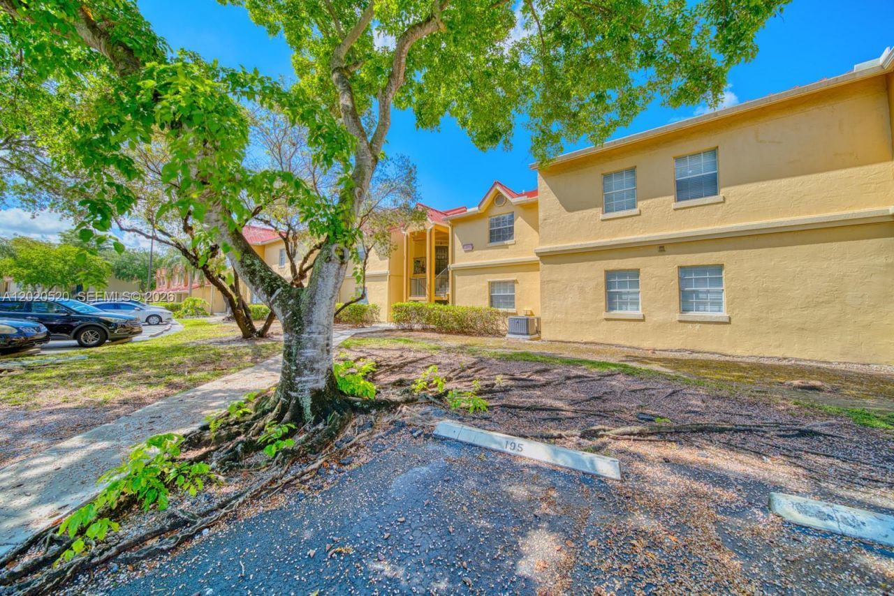 18326 NW 68th Ave , Unit H, Hialeah, FL 33015 Photo