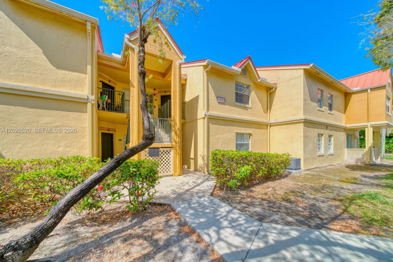 18326 NW 68th Ave , Unit H, Hialeah, FL 33015 Photo