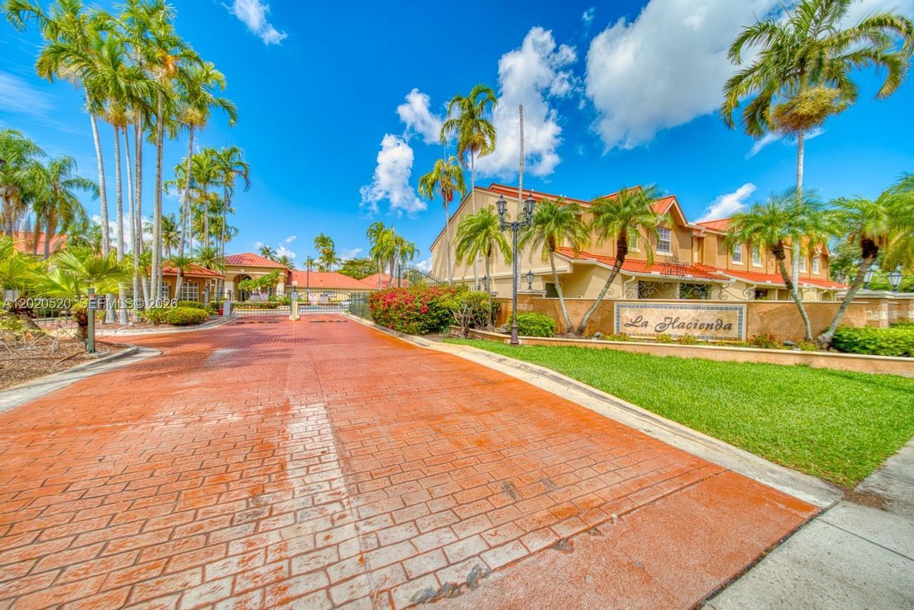 18326 NW 68th Ave , Unit H, Hialeah, FL 33015 Photo