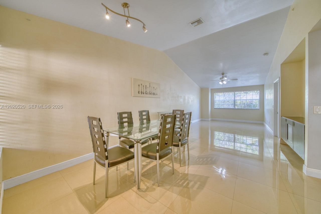 18326 NW 68th Ave , Unit H, Hialeah, FL 33015 Photo