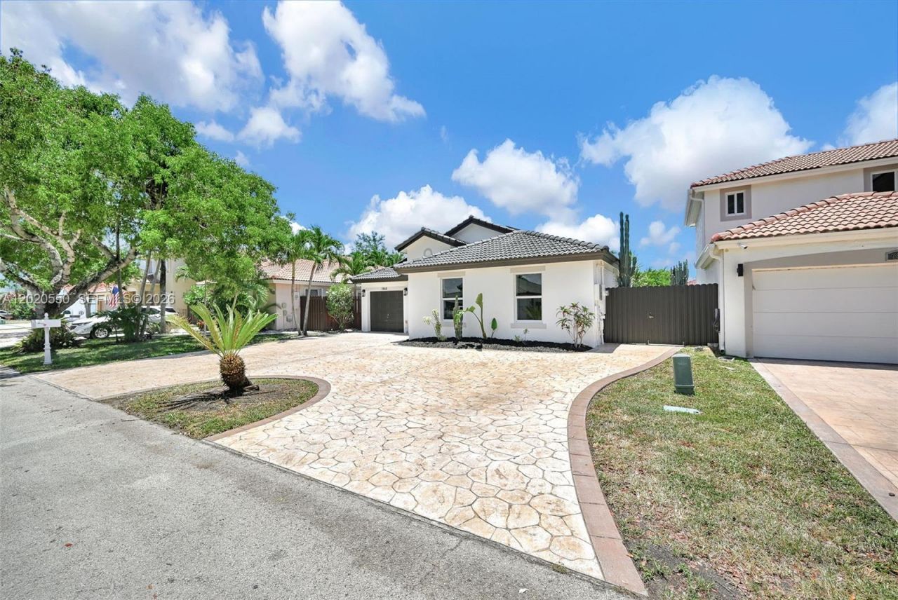 7868 NW 194th St , Hialeah, FL 33015 Photo