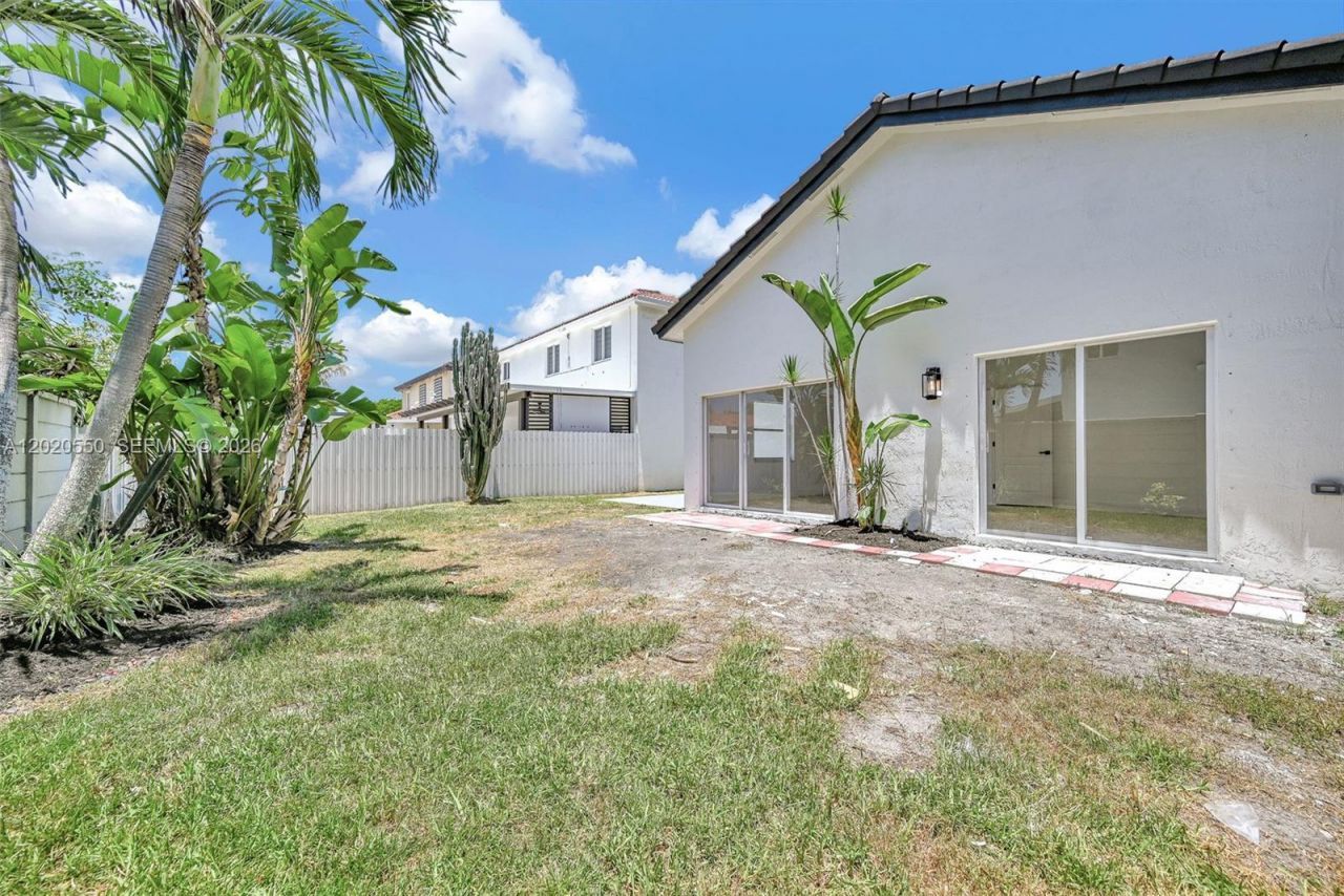 7868 NW 194th St , Hialeah, FL 33015 Photo