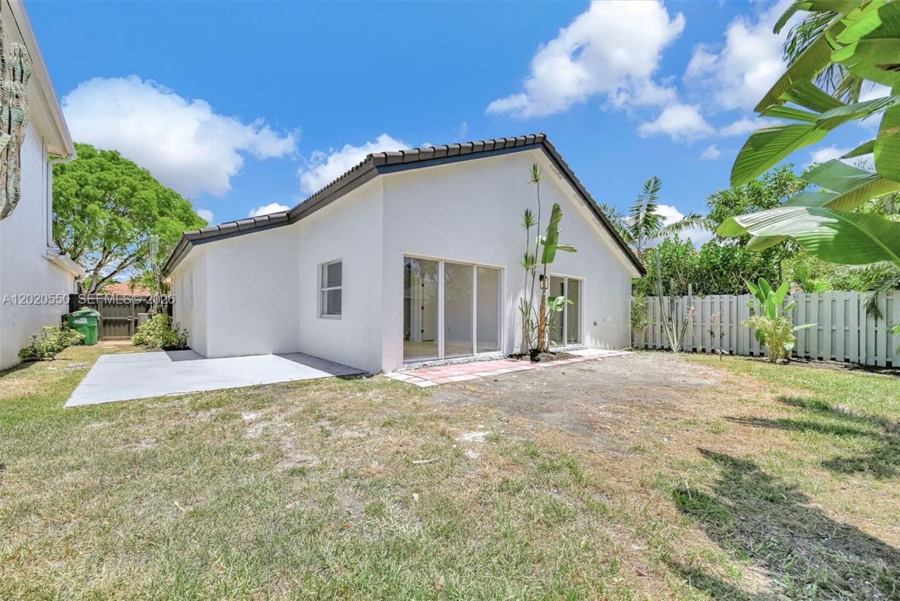 7868 NW 194th St , Hialeah, FL 33015 Photo